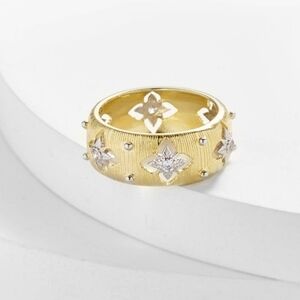 NWT Cut Out Ring Gold Filled and Crystal. Size 7